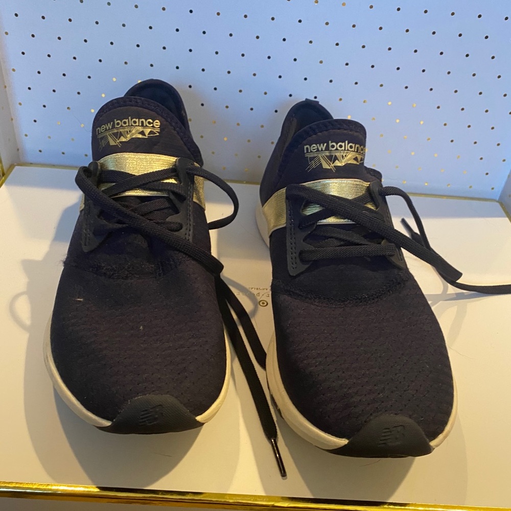 Like New - New Balance Navy & Gold Sneakers Sz 9